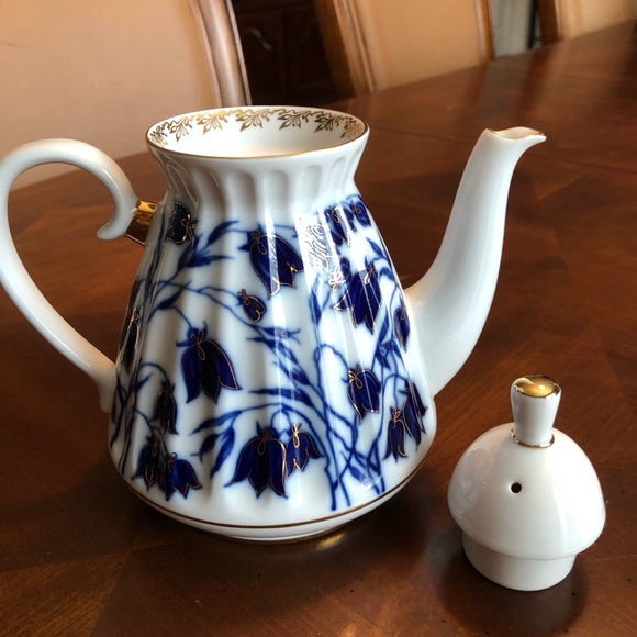 Lomonosov made in St. Petersburg Russia Porcelain with 22K Gold Trim Teapot - Picture 9 of 10